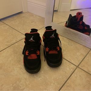 Jordan 4’s red thunders size 4 youth